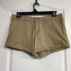 Hollister Chino Midi Khaki Shorts Juniors size 11 w30 
Longest Length 4” inseam